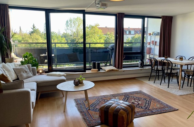 Central 3-room apartment with balcony (85 sqm) directly by the subway