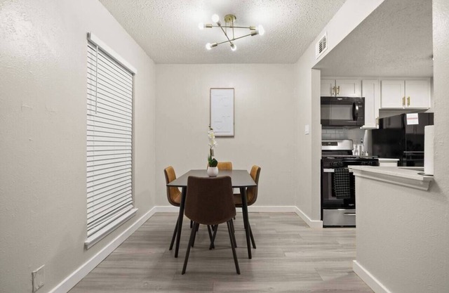Central and Cozy condo close to Downtown and University