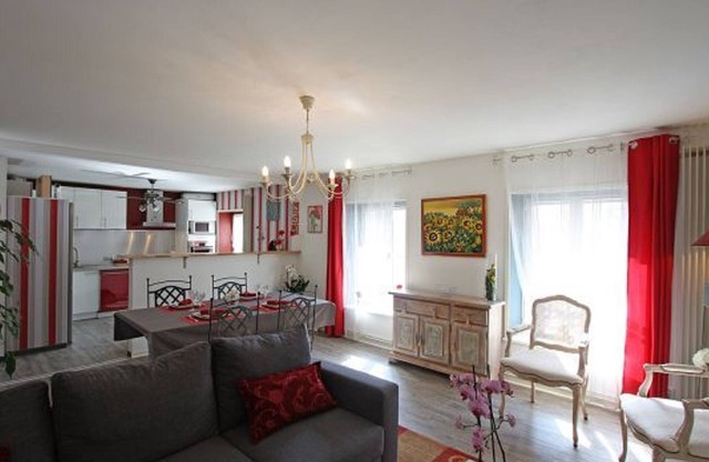 Central Apartment with Garage, Near Market & Restaurants, 2 Bedrooms, All-Inclusive