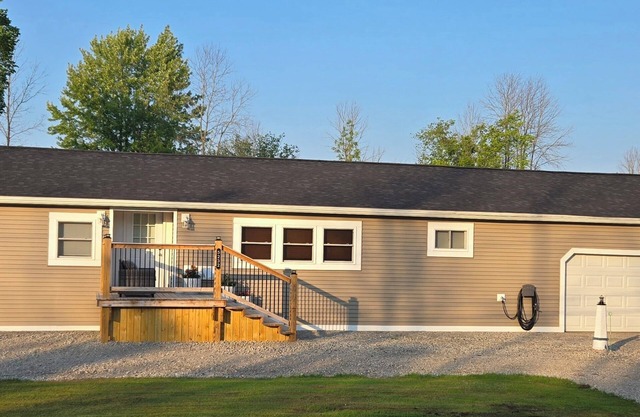 Central location. 5min from exit 32 NYS Thruway. 10min from Turning stone