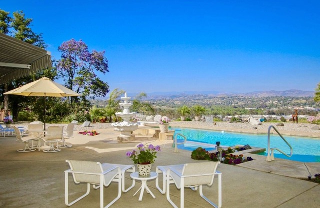 Central Location, Spectacular Views, Pool, Hottub