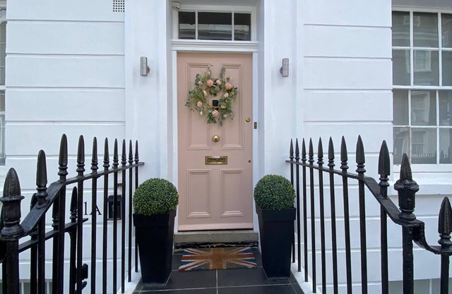CENTRAL LONDON TOWNHOUSE! SHORT WALK TO BUCKINGHAM PALACE, RIVER METROS & CAFES!