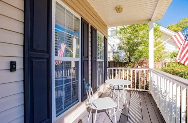 Central, Wonderful Porch & Yard! Hazel Hideaway