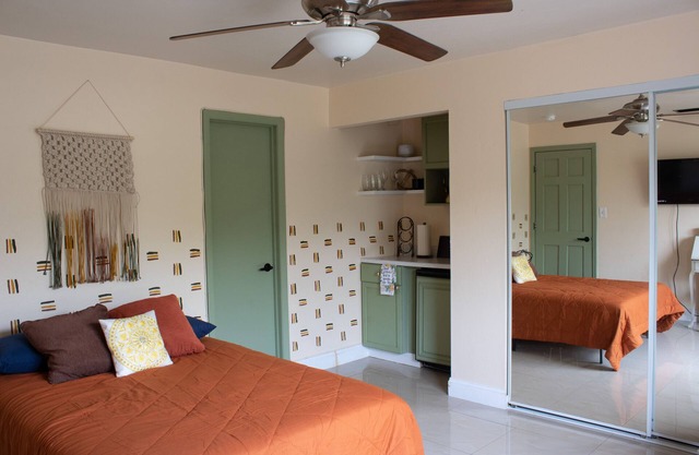 Centrally Located Boho Private BdR - 7 mi to beach