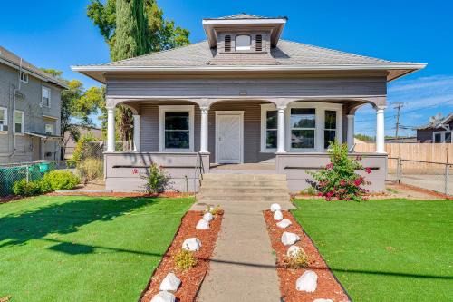 Centrally Located Lodi Home Walk Downtown!