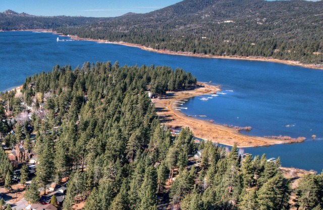 Centrally located Pet Friendly Home with Hot Tub, Fire Pit, and Meadow Views