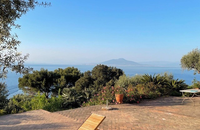 Cesina Home | Apartment in Historic Villa with Panoramic Terrace