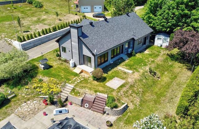 Chalet with Lake View – Spa, Firepit & Double Garage –