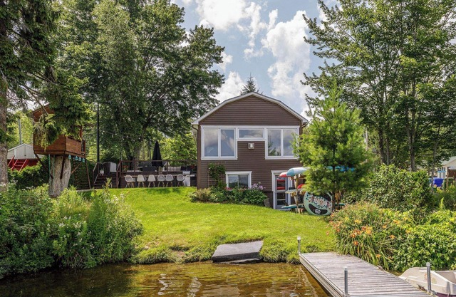 Chalet directly on the shores of magnificent Lake Lovering