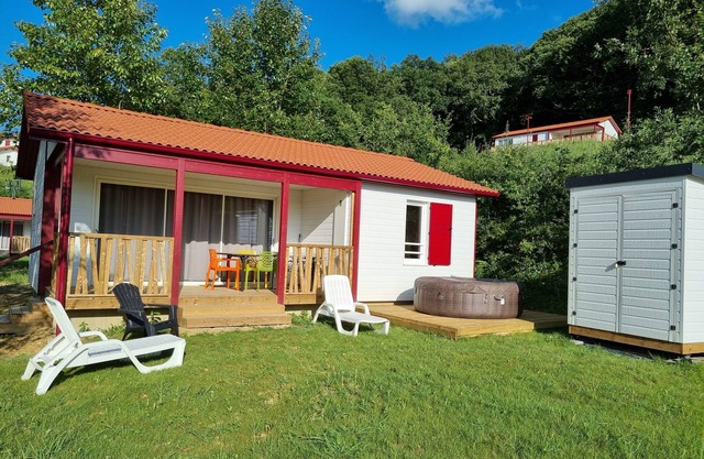 Chalet Etxetxoa, for 1 to 4 people with SPA, private land and swimming pool