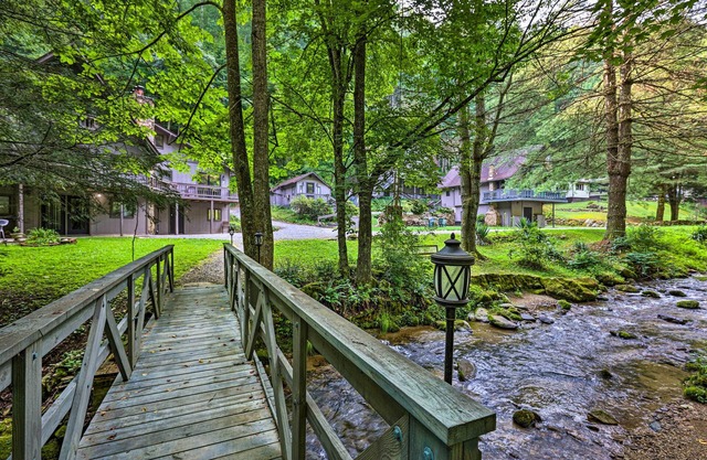 Chalet Retreat: Cozy Cabin w/On-Site Creek!