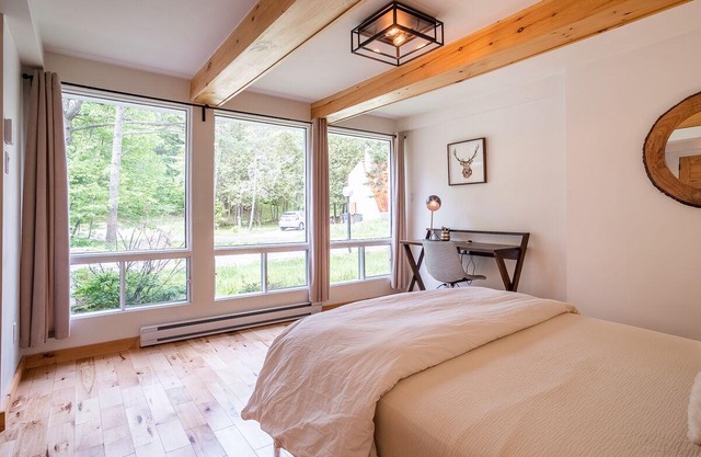 Chalet Scandinavian, Turn Key Amenities + Pet Friendly + Dedicated Workspace with Hi Speed WiF