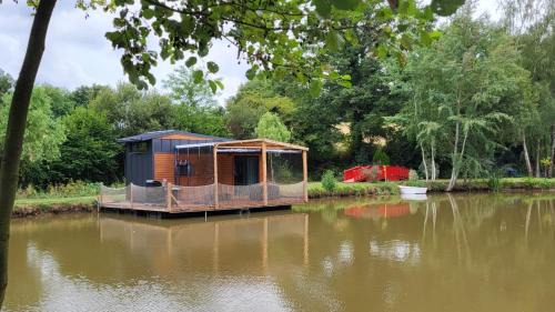 Chalet sur l'eau dans un cadre idyllique