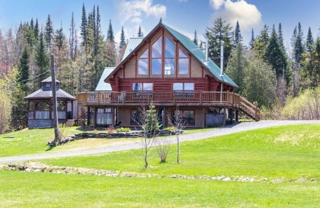 Chaleureux Chalet en Bois Rond Près de Coaticook