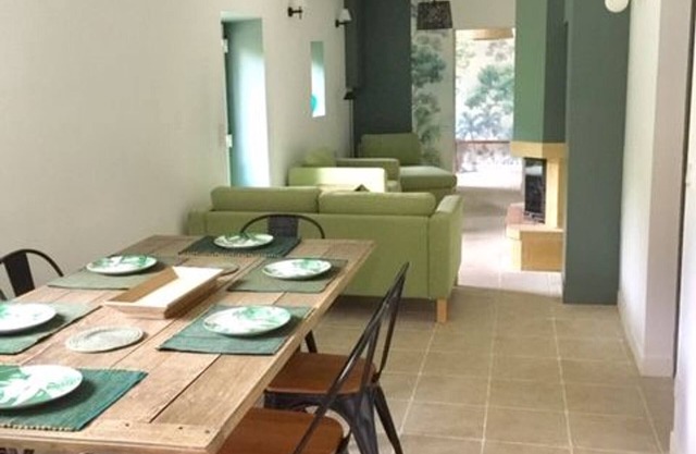 Chaleureux gîte rénové avec 3 chambres et cheminée près du Mans, idéal pour famille et amis
