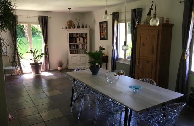 Chambre avec balcon et salle de bains privée