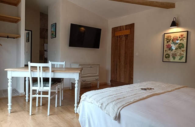 Chambre D'hôtes La Tour du Laurensou Figeac La Campagne en Ville