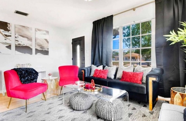 Chapel Way · Renovated Home Near Stadium, Steinbrenner, Airport