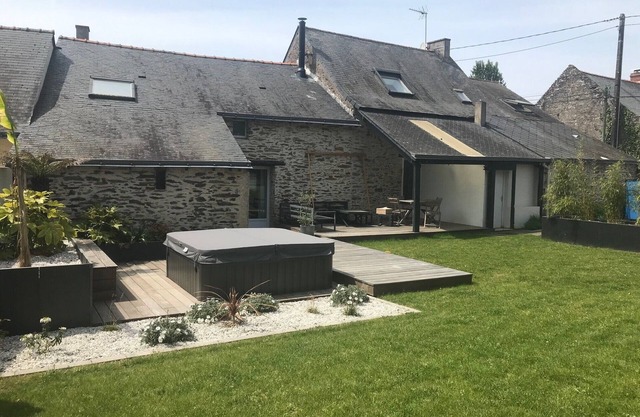 Character house with Jacuzzi near Nantes