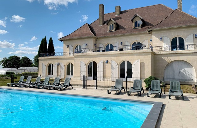 Character villa with large swimming pool in a peaceful setting 5 minutes from amenities