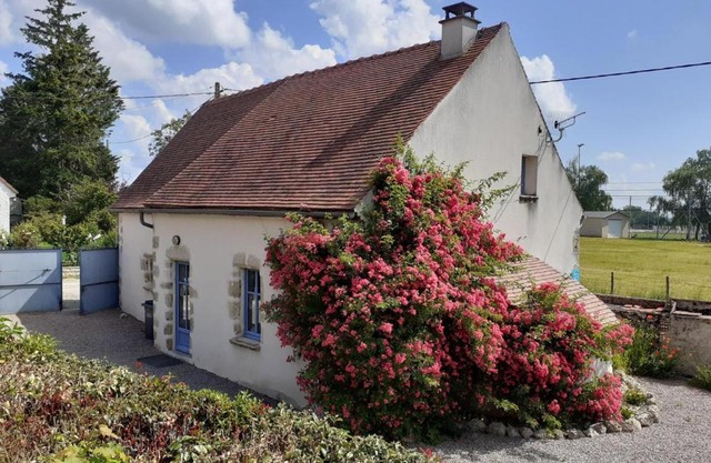 Charmante maison rénovée avec cour, proche bourg, WiFi, jardin clos, animaux acceptés, à Louchy-Montfand - FR-1-489-178