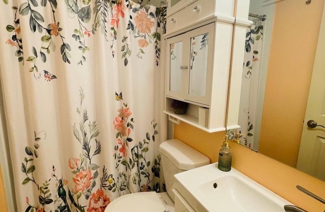 Charming 1-bedroom apartment in Carmel with WiFi, AC