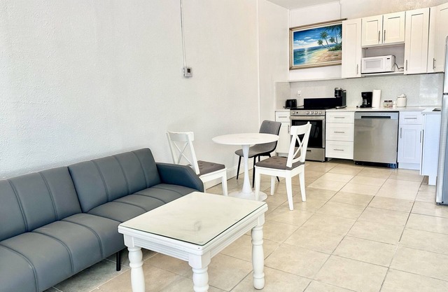 Charming 1-bedroom house in pleasant St. Petersburg w/Dock & Free Kayaks