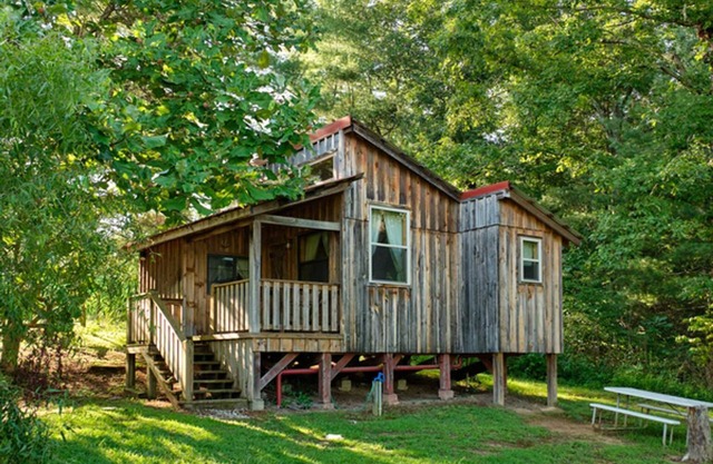 Charming 1-bedroom cabin in wonderful Jamestown with WiFi, AC