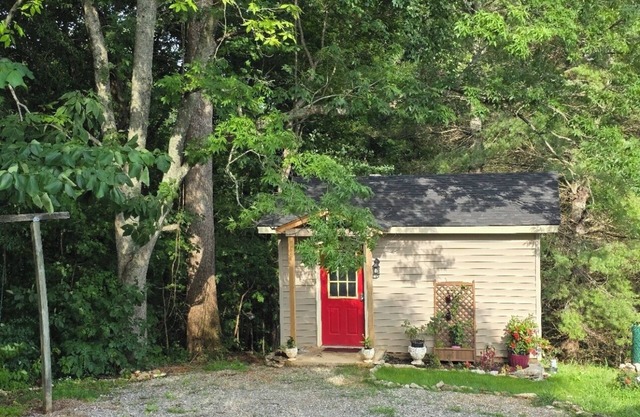 Charming 1-bedroom cottage - That tiny house on Center Hill Lake. Pet friendly!