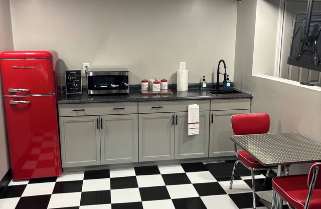 Charming 1-bedroom diner theme apartment with AC and WiFi in Morrow
