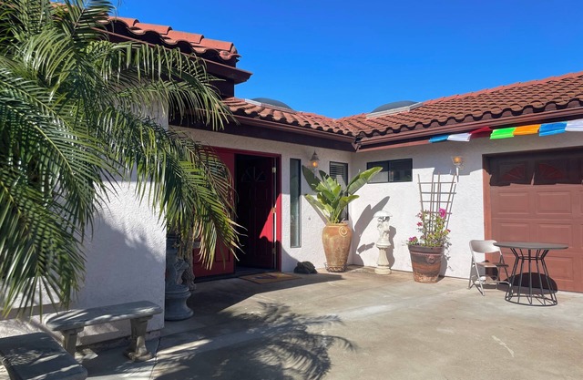 Charming 1-bedroom house with WiFi, AC in quaint Oceanside