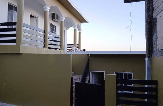Charming 1-bedroom jacuzzi suite in fabulous Amity Hal with AC, WiFi