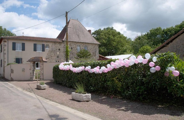 Charming 17th-Century Home with Pool, Fireplace, and Games - Accessible and Pet Friendly