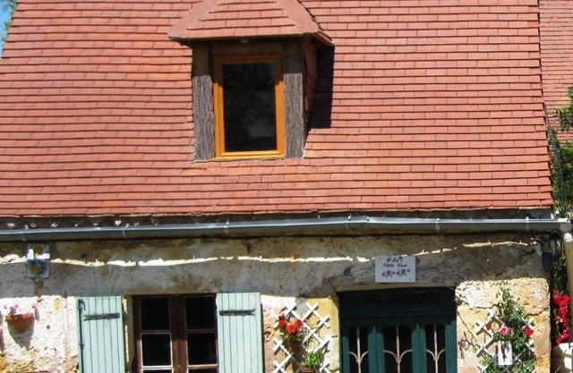 Charming 18c stone Perigordian farm cottage: wifi, pool, gardens, valley view