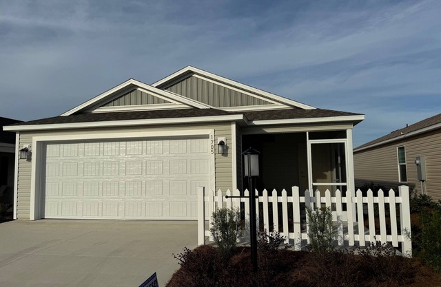 Charming 2/2 in The Villages, Pet Friendly, Golf cart upon request.