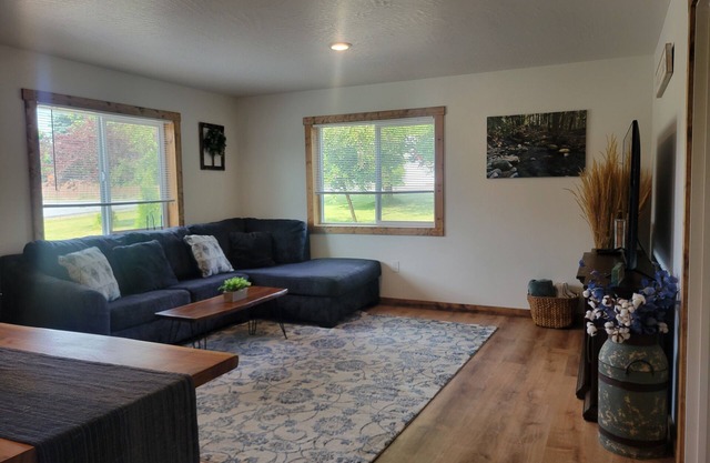 Charming 2-bdrm bungalow in lovely Bonners Ferry with WiFi, A/C, full kit & bath
