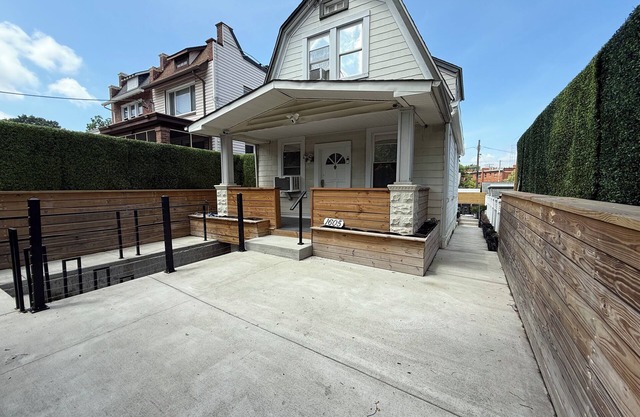 Charming 2-Bed 1,5 Bath House, free street Parkin