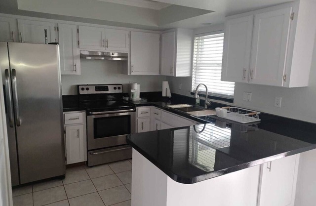 Charming 2 Bed/2 BA house in superb Englewood.