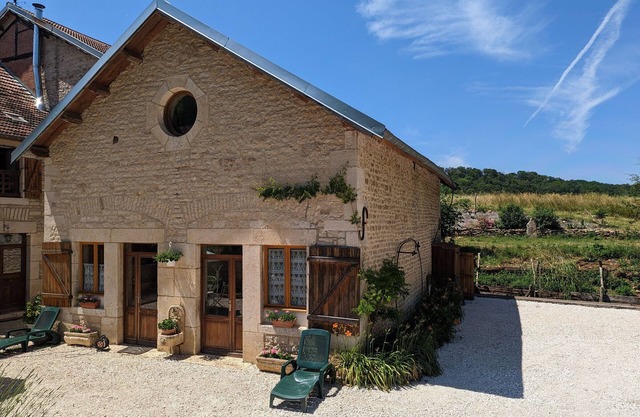 Charming 2-Bed Gîte with Pool on 3-Hectare Farm with Pets