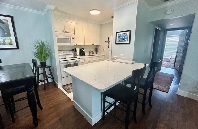 Charming 2-bedroom Palm Beach Gardens Work or Play Close to Jupiter, Juno Beach!