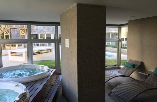 Charming 2-bedroom apartment in luxury coastal building