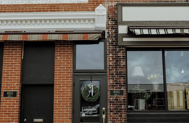 Charming 2-bedroom apartment in awesome Downtown Grundy Center