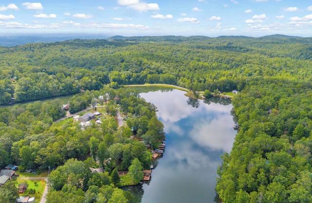 Charming 2-bedroom cabin in beautiful Mountain Rest on Lake Becky