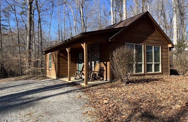 Charming 2-bedroom cabin with WiFi in brilliant Winston-Salem