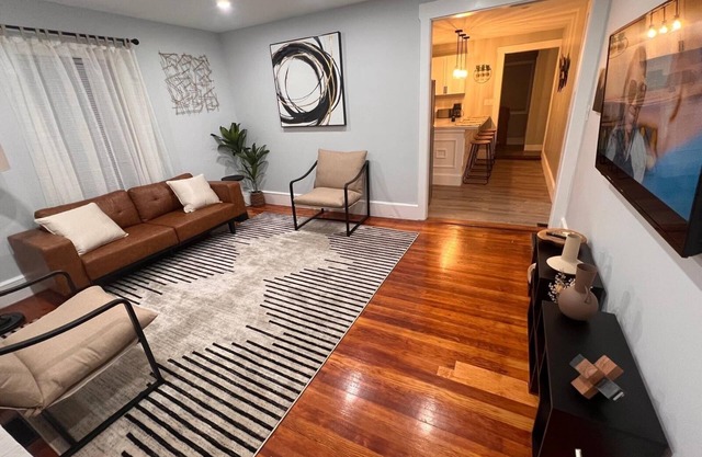 Charming 2-bedroom apartment in nice Sharon with WiFi, AC near Gillette Stadium