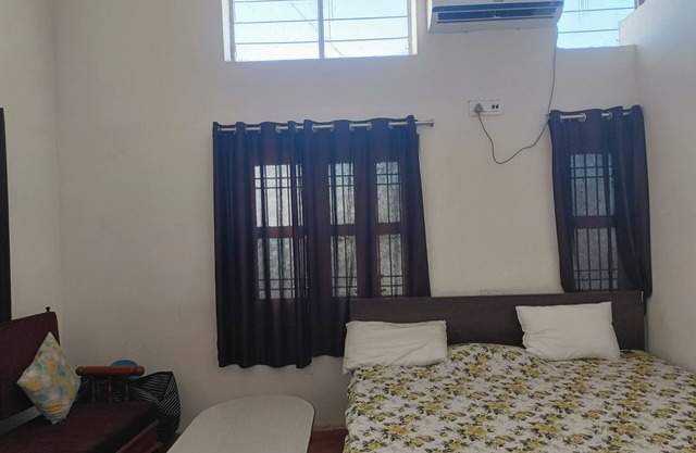 Charming 2-bedroom B&B with WiFi, AC in welcoming Jhunjhunu