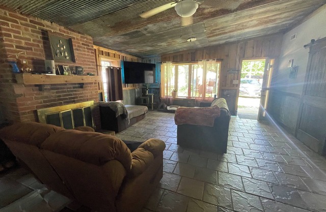 Charming 2-bedroom cabin on Gasconade river with AC, WiFi, and river access.