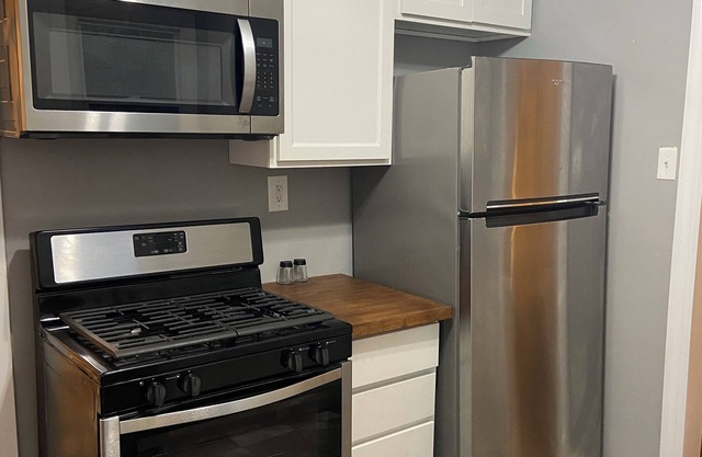 Charming 2-bedroom cottage with AC in Memphis - WiFi included