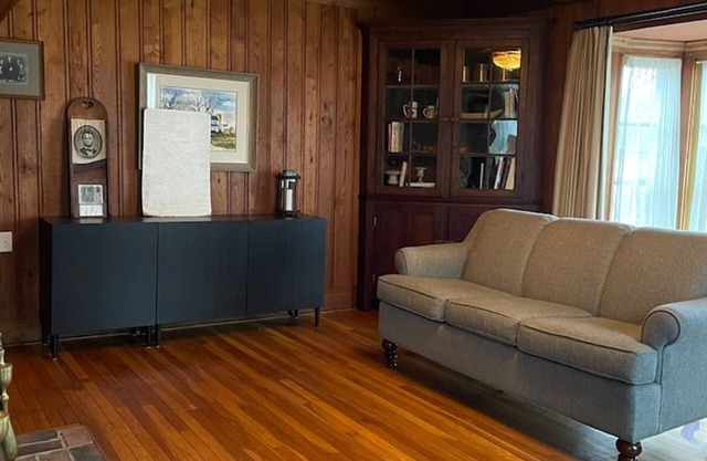 Charming 2-bedroom cottage in enchanting Erin with AC, WiFi
