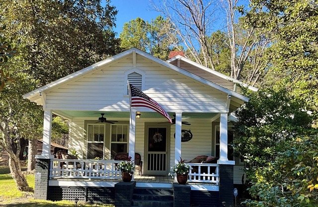 Charming 2-bedroom farmhouse in Walterboro-pet friendly, lots of outdoor space